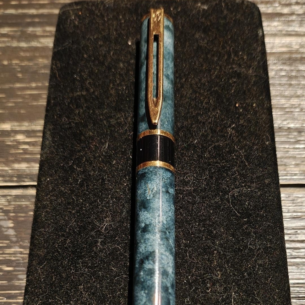 Elegant Blue and Gold Fountain Pen